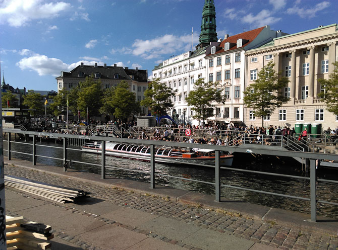 Solen var gavmild ved kanalerne 