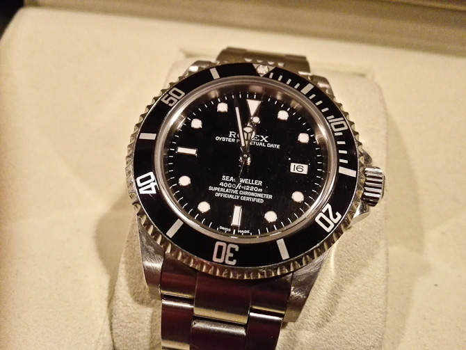 Hov. Denne Rolex Sea-Dweller fra 2008 skal skifte håndled, så slask mig en email på nk@my-pleasure.dk, hvis du er interesseret 