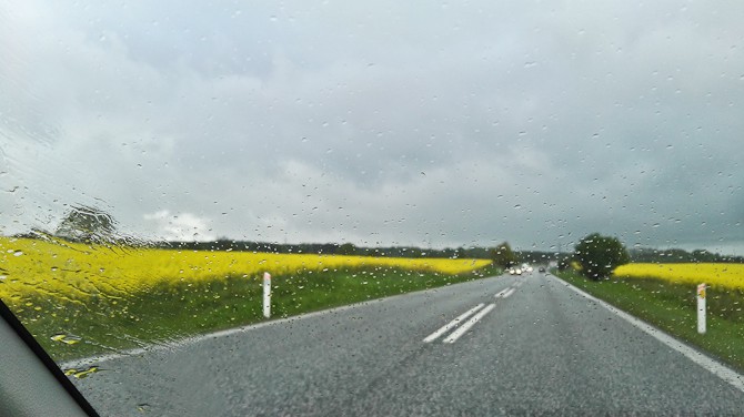 Gule marker og regn på ruden 