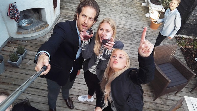 Caro skulle til Amerika. Endda med selfistang. Den fungerede i øvrigt.