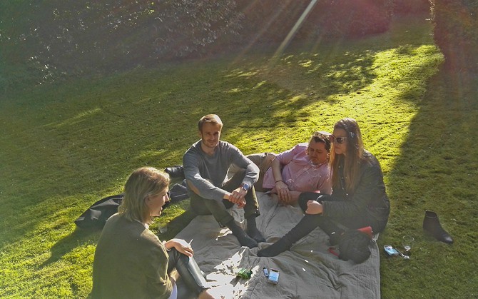 Der var halv-kølig picnic på plænen