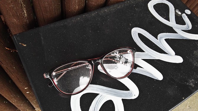 Læsebrille. Spottet på en el-boks nær femvejen