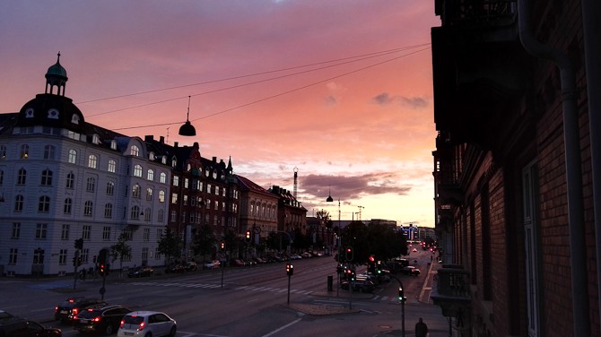 Matchie-matchie på bremselys og solnedgang 