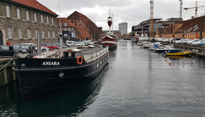 Gråvejr. Kanal. Og husbåd. 