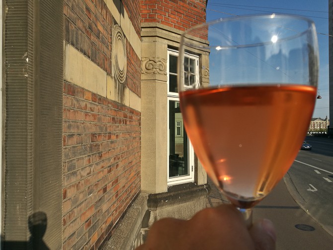 Rosé i glas og på væg 