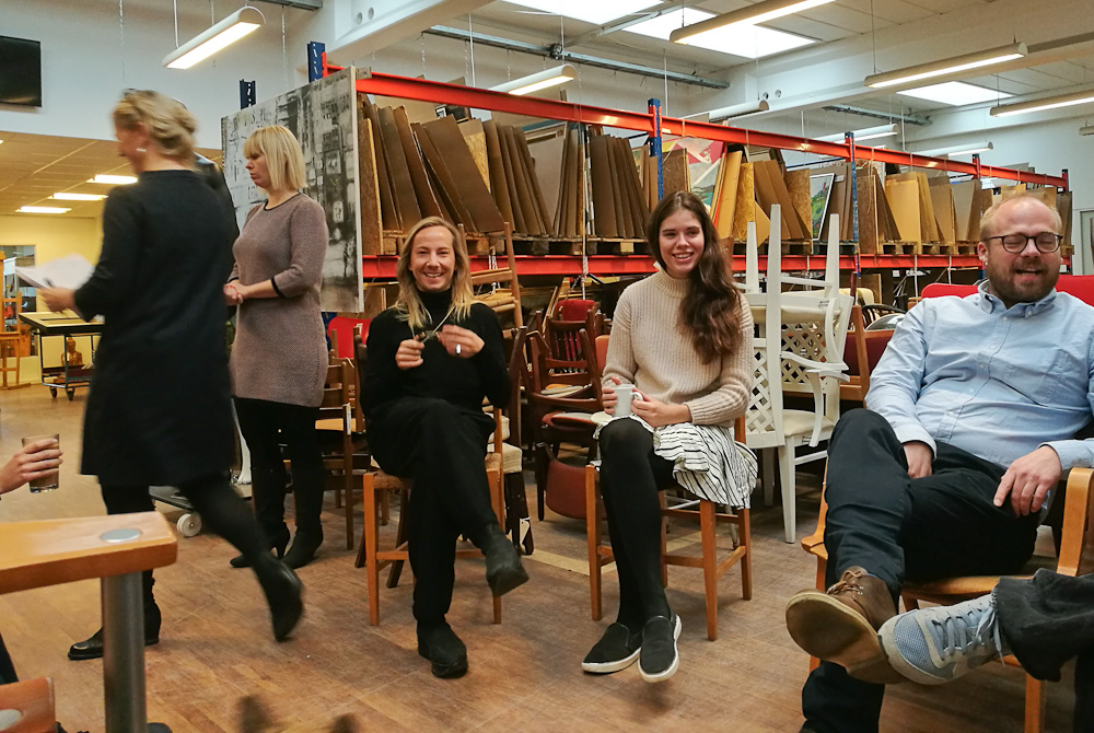 Notér dig, at der en udstrakt hånd med en kaffekop i venstre hjørne.