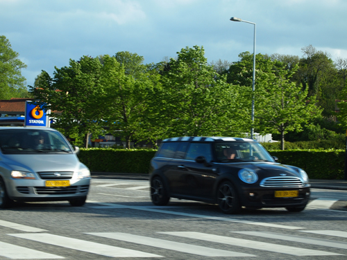 MINI nummer to - Clubman Cooper med ternet tag og remouladeplader. En van med andre ord.