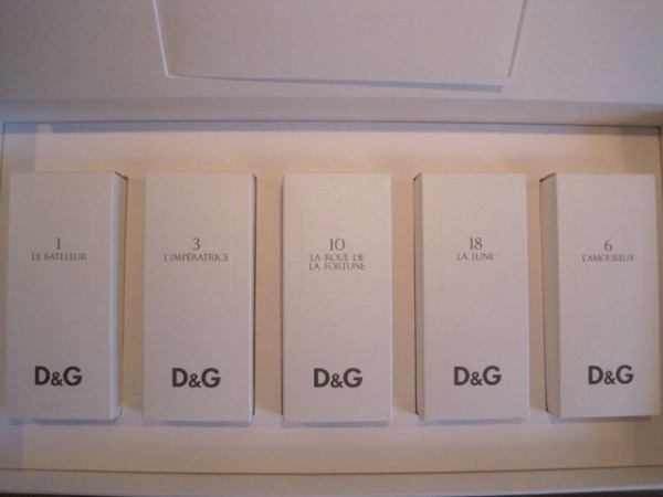 Hvidt-i-hvidt med genkendeligt D&G logo.