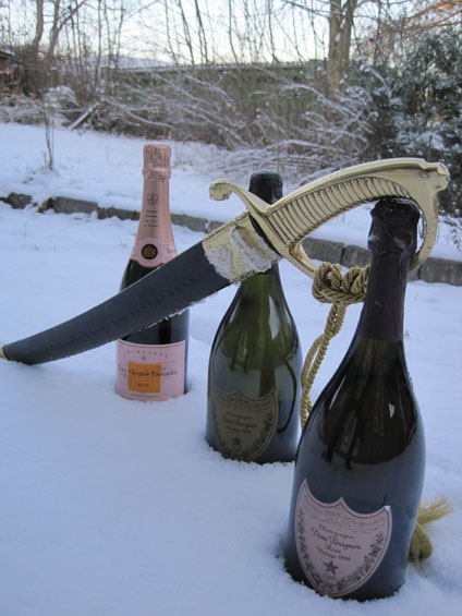 Længst væk er det Veuve Clicquot Ponsardin Rosé, i midten Dom Pérignon Vintage 1998 og nærmest er det også en Dom Pérignon Vintage 1998, men som Rosé. 