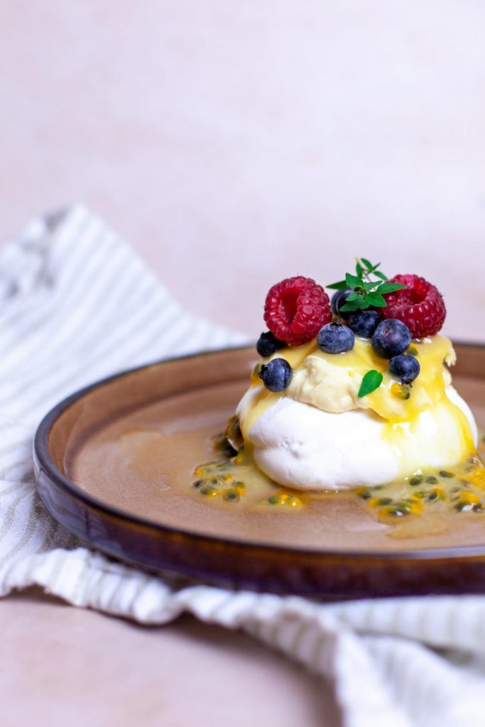 pavlova dessert met lemon curd en witte chocolade ganache