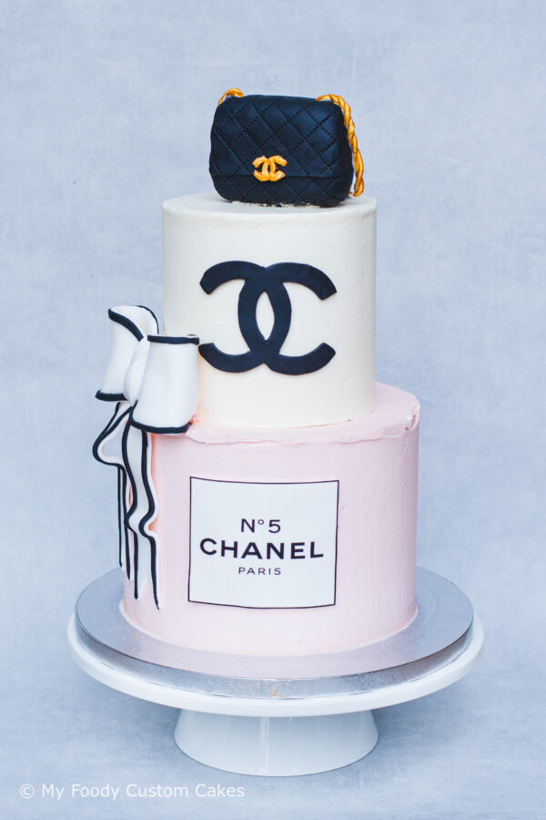 Chanel taart met eetbaar chanel tasje chanel logo en een strik