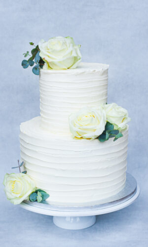 bruidstaart met witte rozen stapeltaart