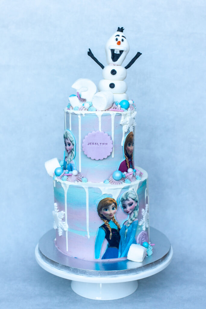 Frozen taart met Anna en Elsa print en een eetbare Olaf.