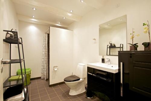 Bathroom with toilet, shower and heated floors