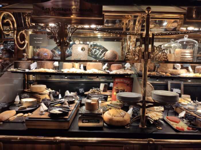 Les Grands Buffets: the largest cheese buffet - My traveling cam