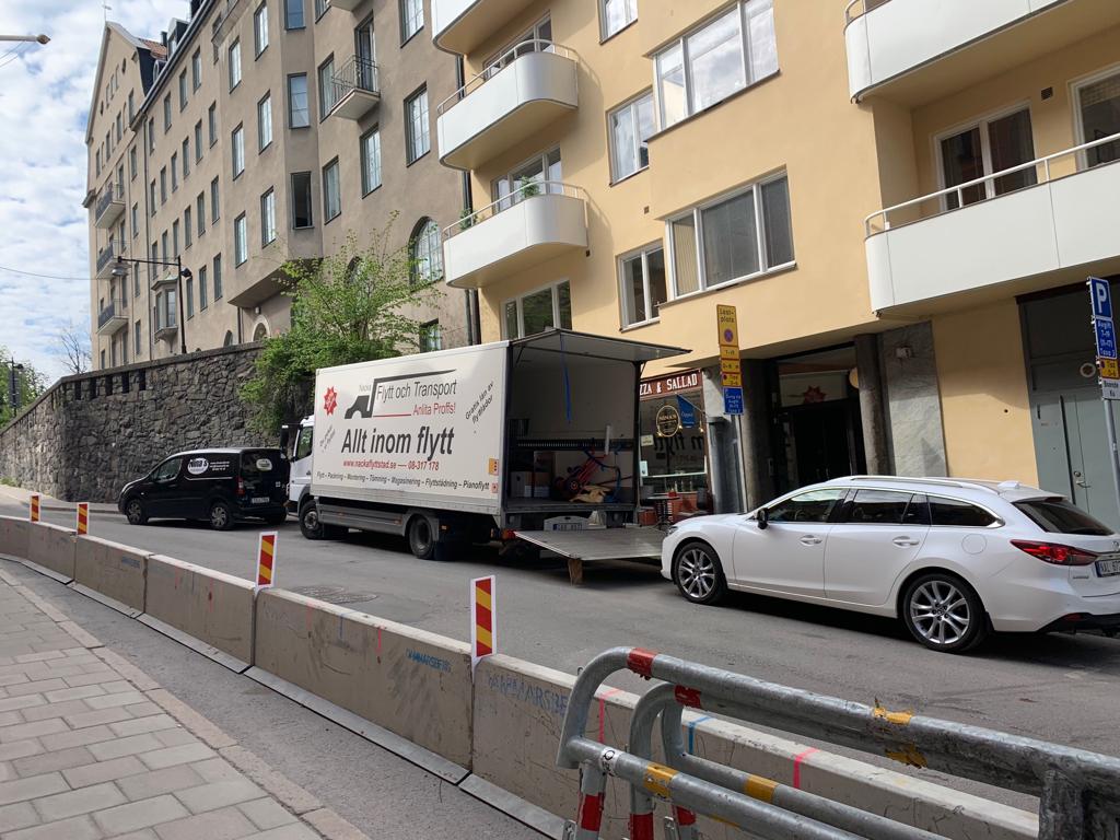 Flyttfirma Rosersberg med flyttbil i Rosersberg