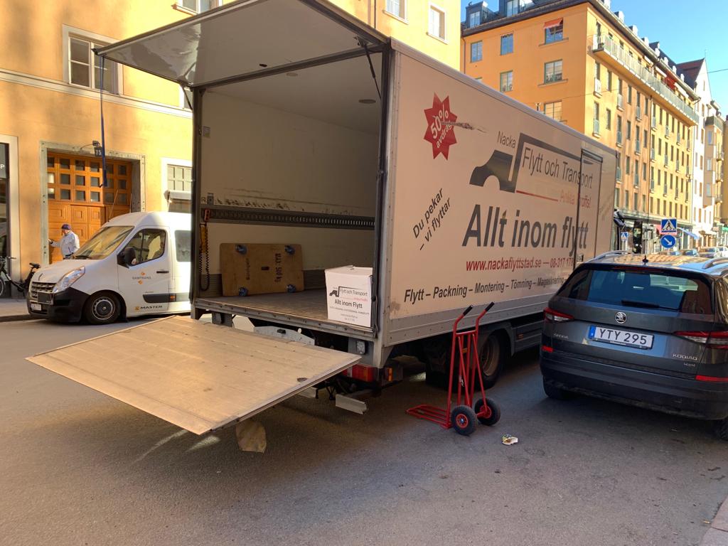 Flyttfirma Mariehäll med flyttbil i Mariehäll