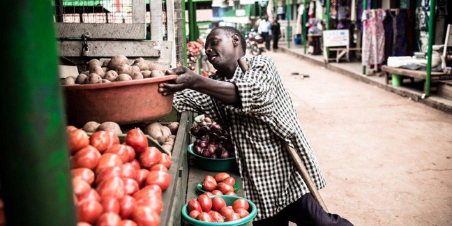 Tembo selger grønnsaker på Nakawa-markedet i Kampala