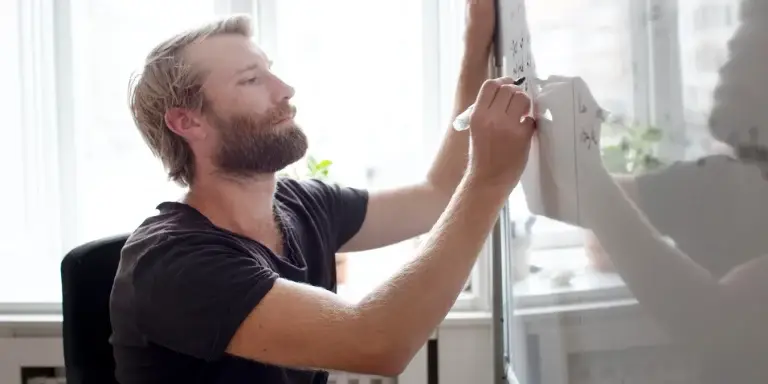 Mathias skriver noget på tavlen