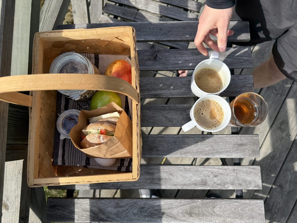 Cykla i Stockholms Skärgård - Svartsö STF vandrarhem frukostkorg
