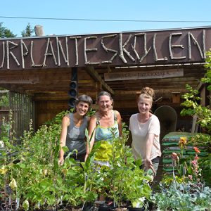 Aiah Noack med kollegaer ved Naturplanteskolen