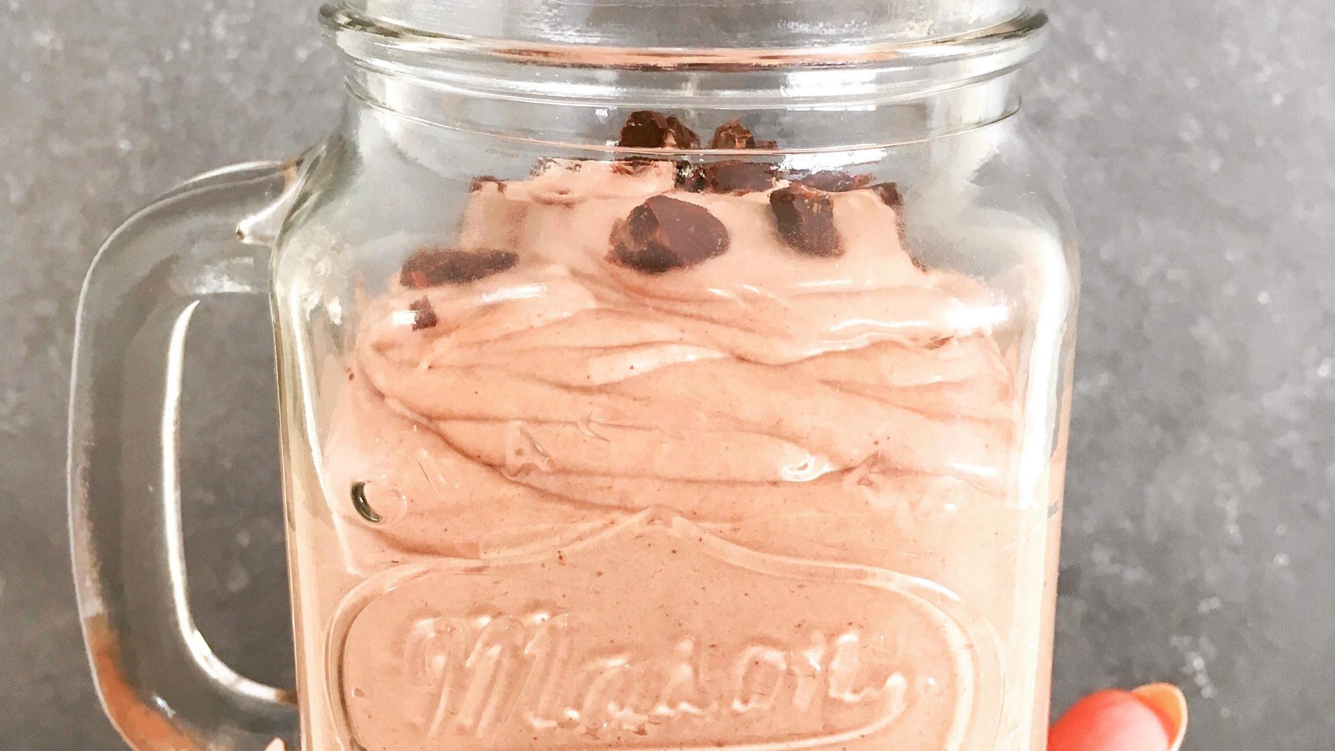 Glaskrus af nicecream med chokolade topping