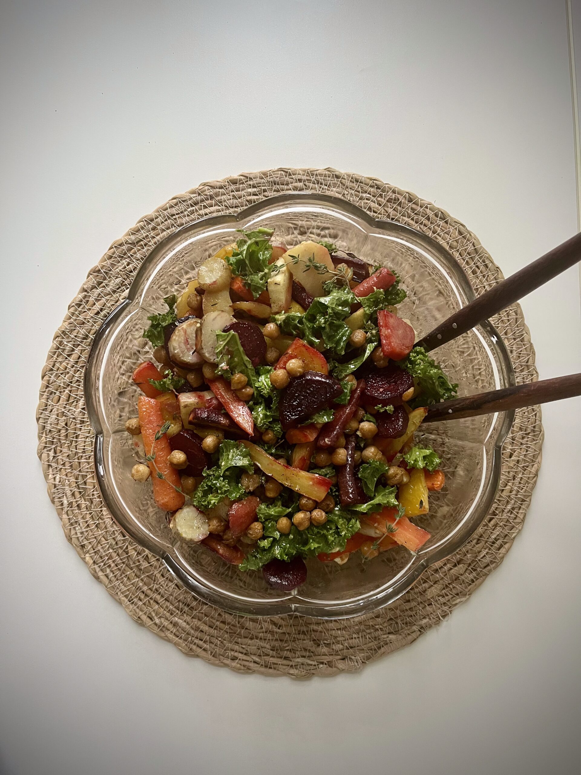 Nærende og sund vintersalat med grønkål, kikærter, timian, bagte rodfrugter og ingefærvinaigrette