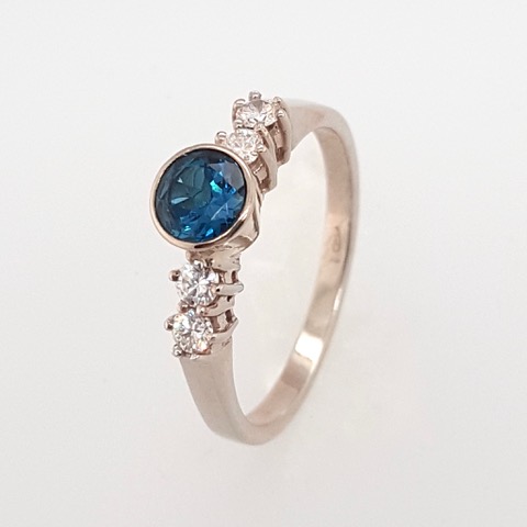 Ring met blauwe topaas – 14 karaat met diamanten
