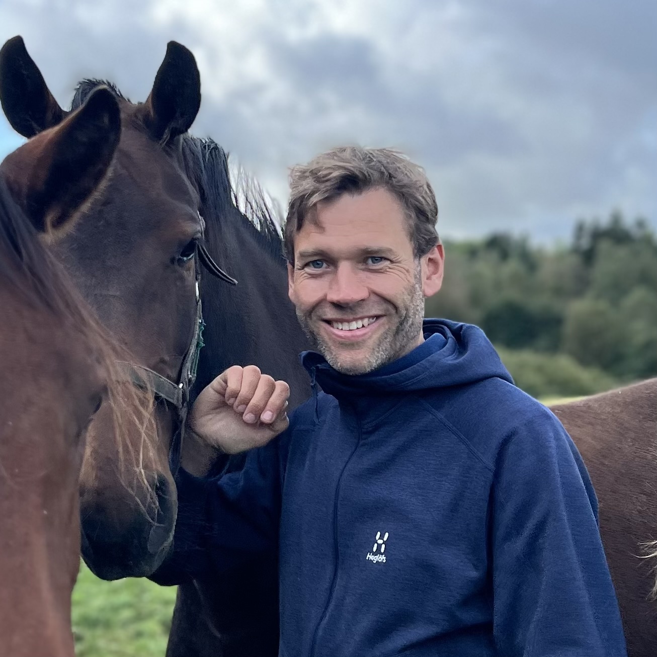 Billede af Rasmus og hovederne af to heste