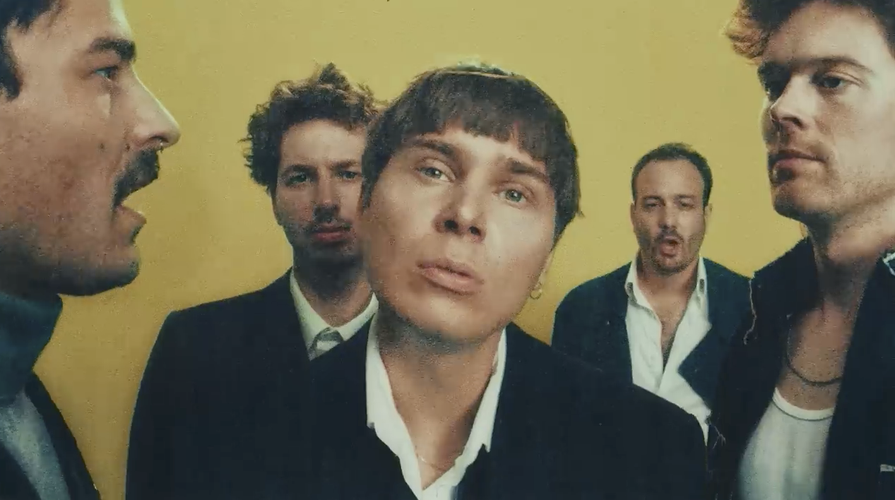 Still of the music video AUGEN of Von Wegen Lisbeth shot at Neon Island studio