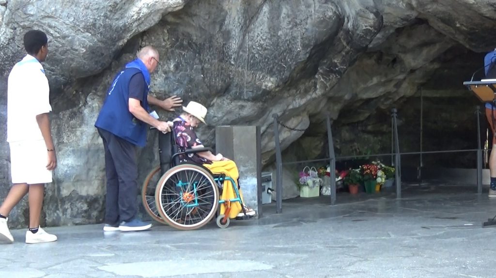 Le 18 juillet 2024, le geste de l'eau, passage à la Grotte et le chapelet à la Grotte