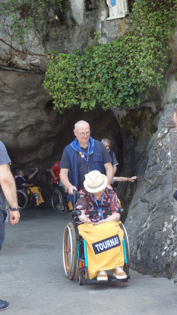 Le 18 juillet 2024, le geste de l'eau, passage à la Grotte et le chapelet à la Grotte