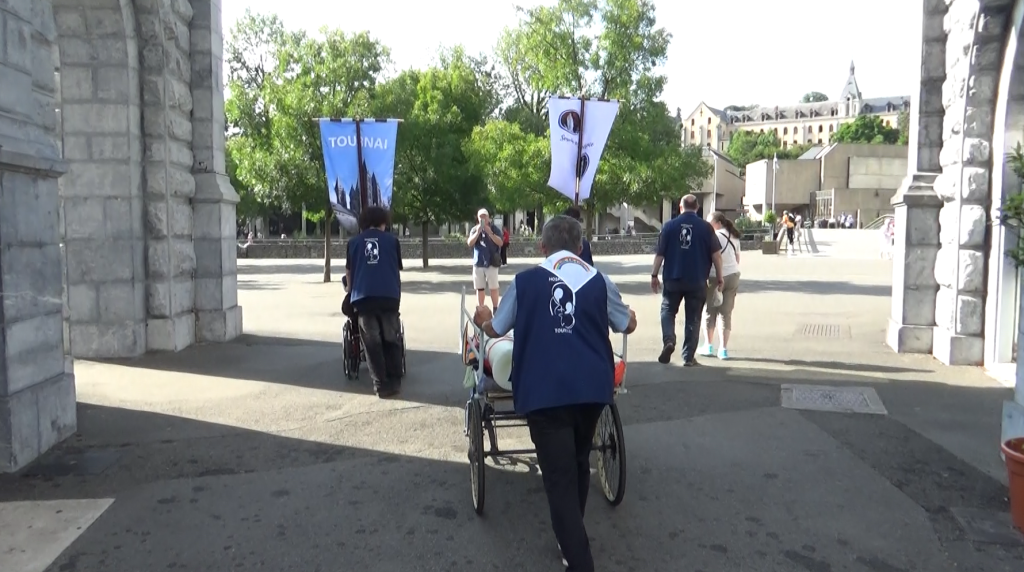 Procession des cierges du pèlerinage