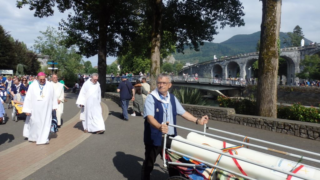 Procession des cierges du pèlerinage