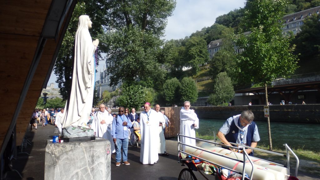 Procession des cierges du pèlerinage