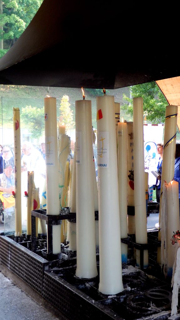 Procession des cierges du pèlerinage