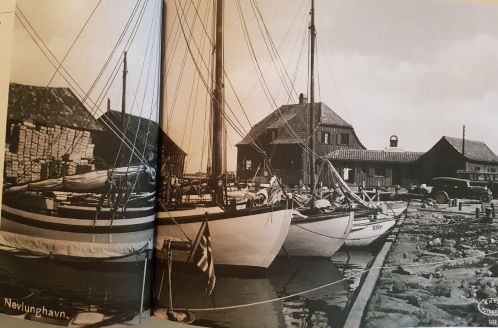 Colin Archer Losskøyter ligger til kai i Nevlunghavn. Havna en loshavn