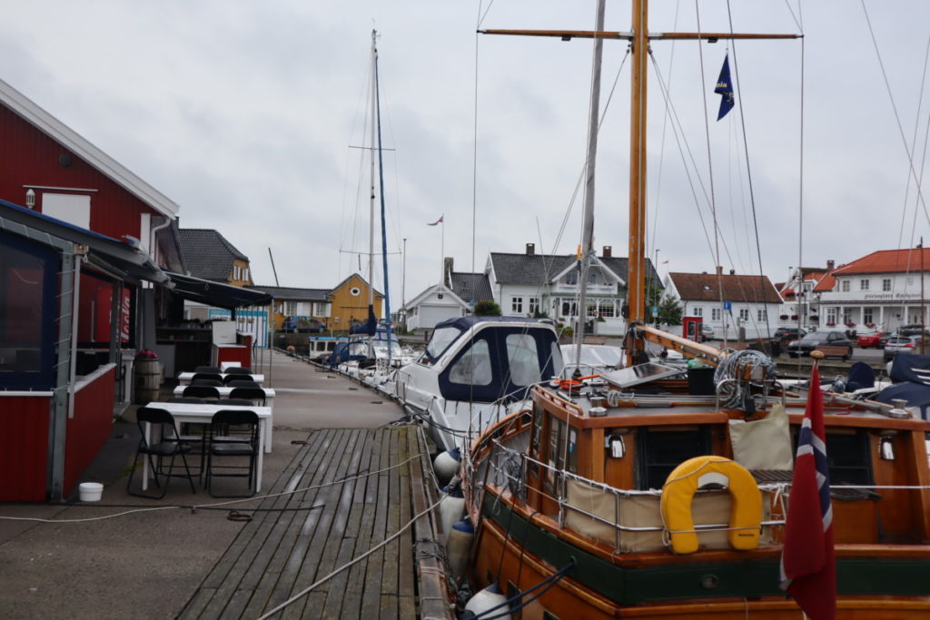Båter tett i tett på fiskebrygga i Nevlunghavn