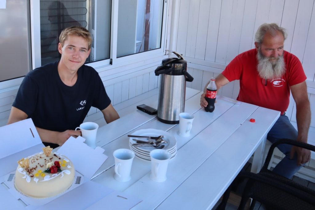 Helge fra havna fisk spanderte kake på han som skal ta master i vertskap