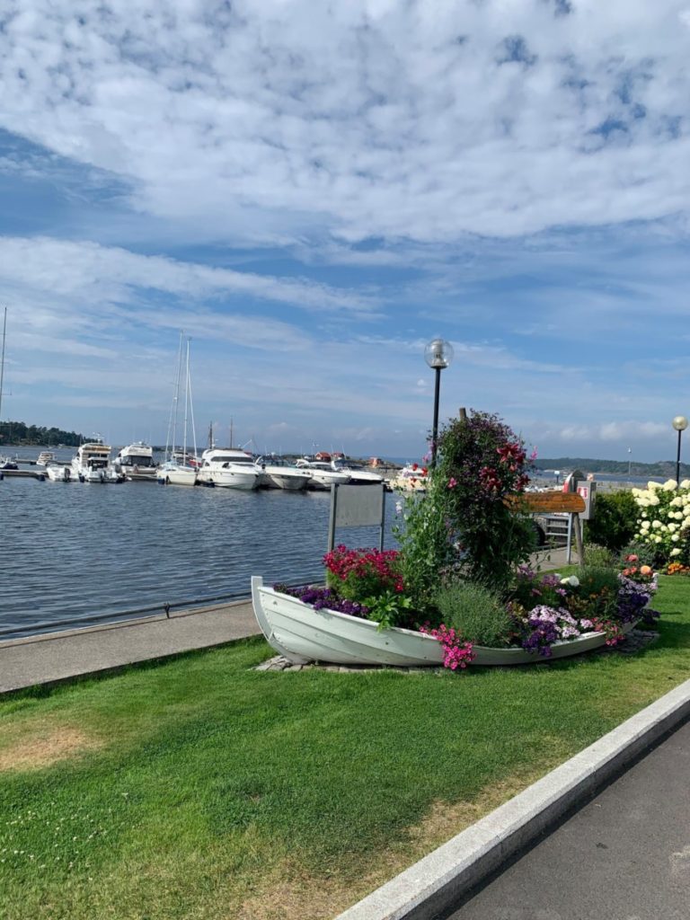 Blomster er en stor del av miljøet på Helgeroa Marina