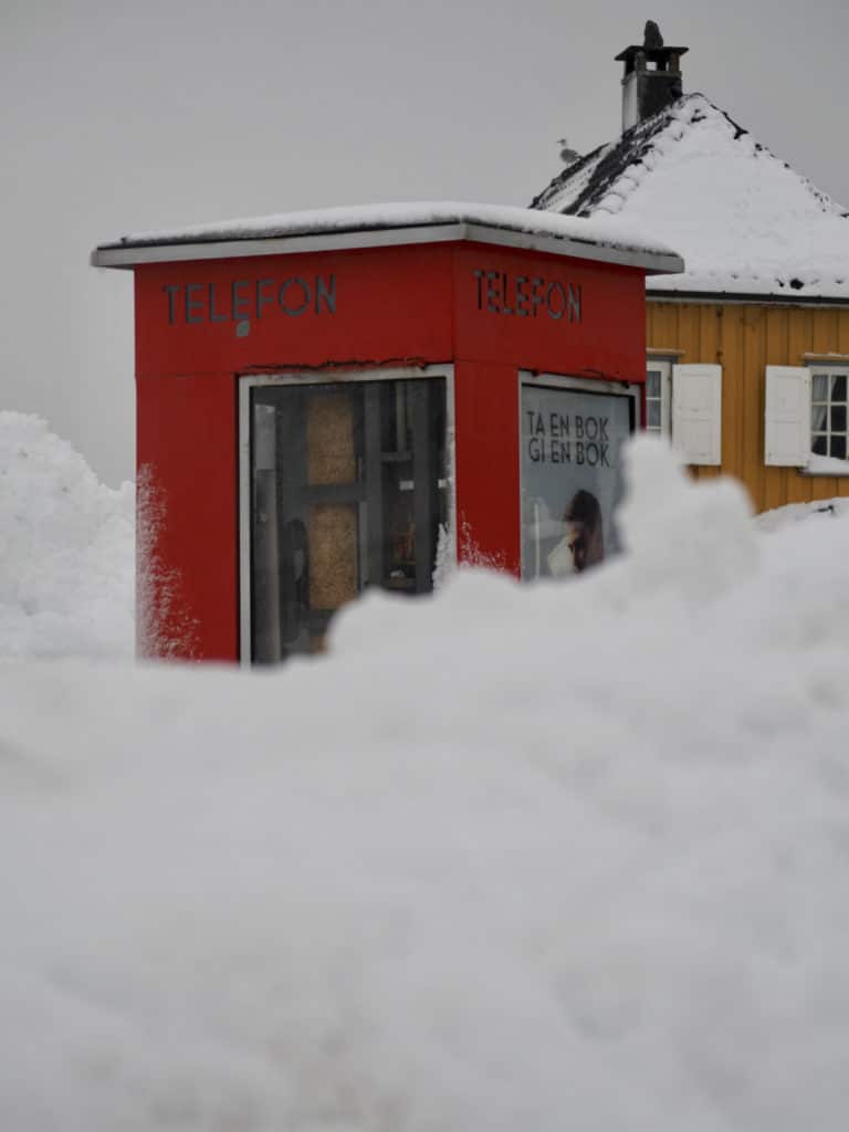 Innesnødd telefonkiosk før regnet tok snøen kommer