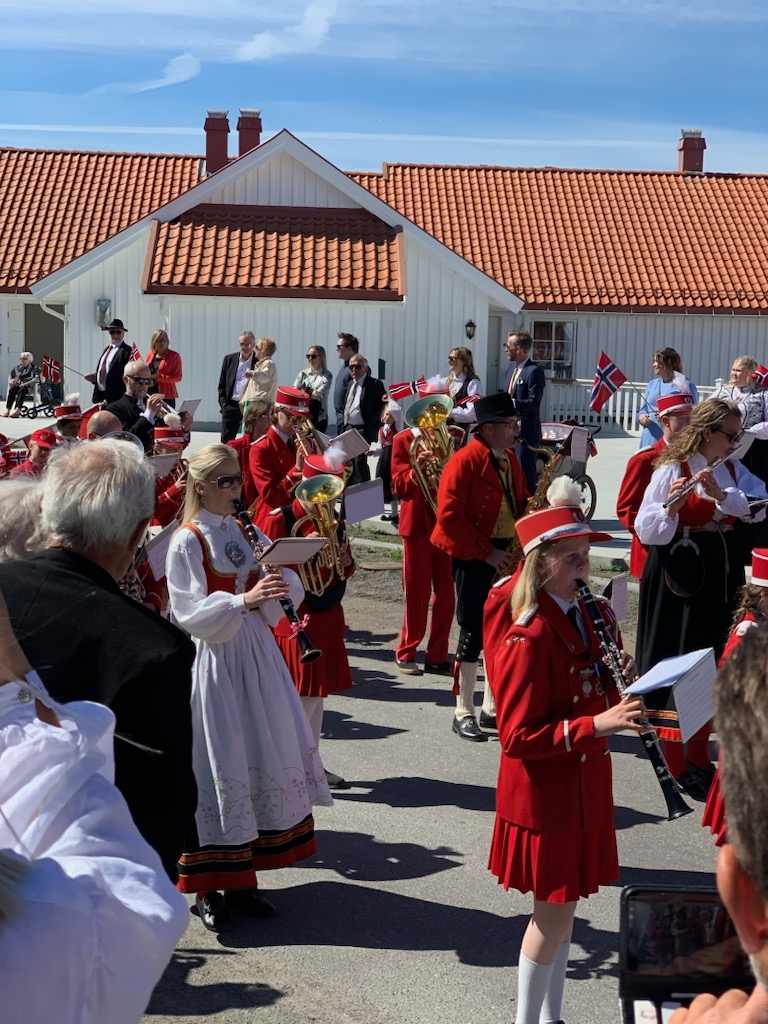 Berg Skolekorps spiller utenfor søbakken på 17.mai