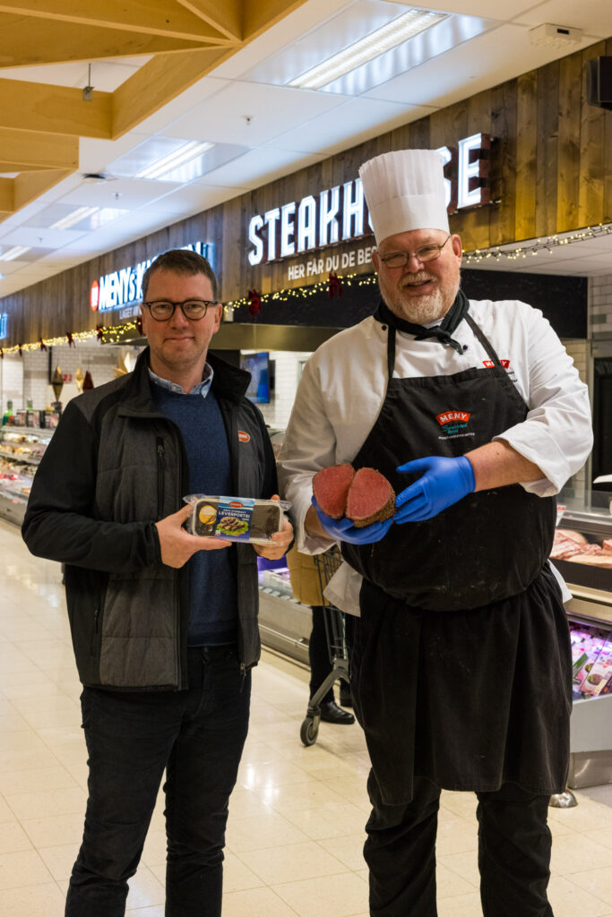 Her viser Bjerke og Meny Søndersrød stolt frem sine medaljevinnere fra NM i kjøttprodukter