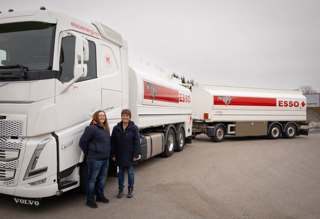 Damene på kontoret ved tankbilen