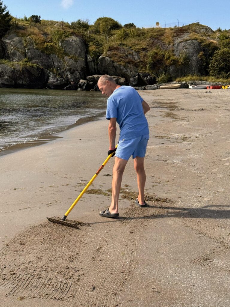 Raker stranda på Oddane som sin faste morgen trim