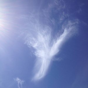Engel på blå himmel
