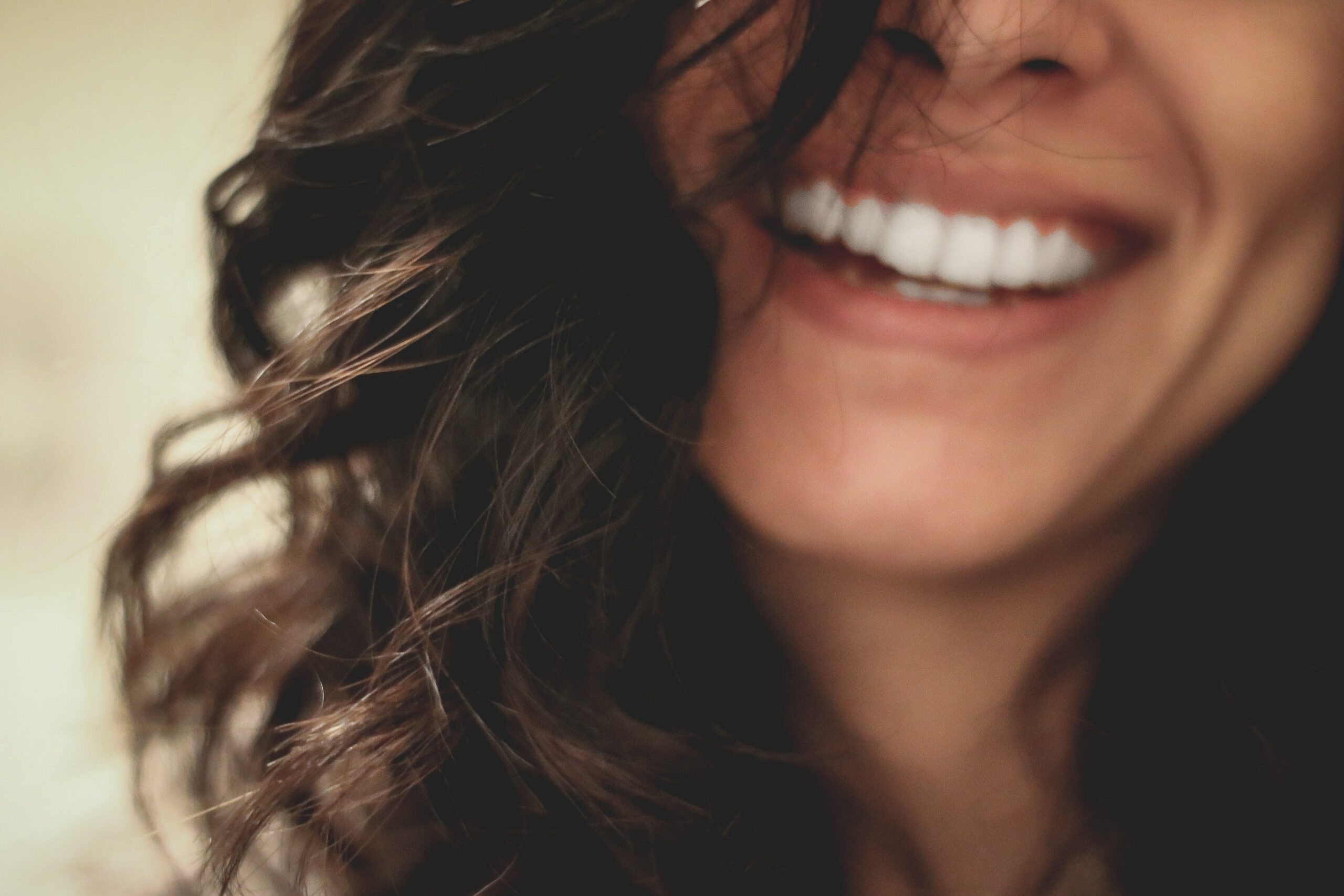 5-foods-to-avoid-for-a-naturally-whiter-smile woman with a naturally white smile through avoiding certain foods