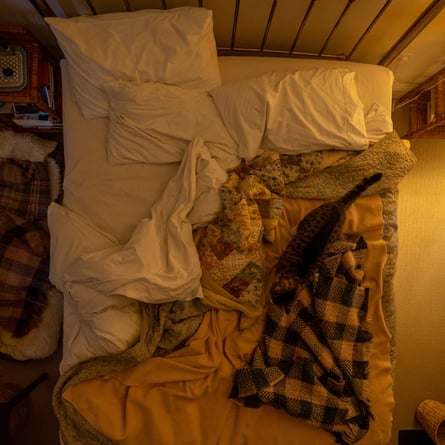 Kate’s cat in her empty bed (time 07.10)