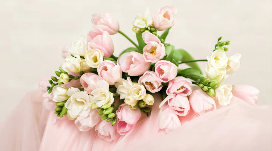 Which Flowers to Give to Wedding Anniversary: Guide by Years Together