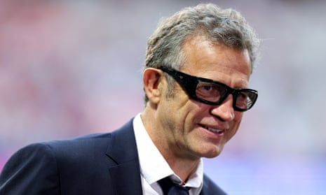 Fabien Galthie shows off his glasses.